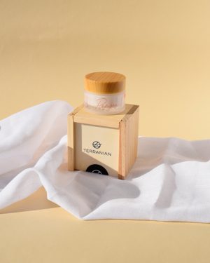 Crema facial antiedad Terranian de la línea Pangea, sobre caja de madera